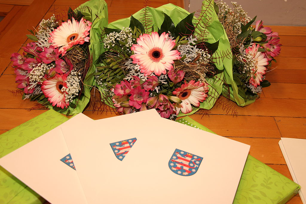 Diplomurkunde mit Blumenstrauß