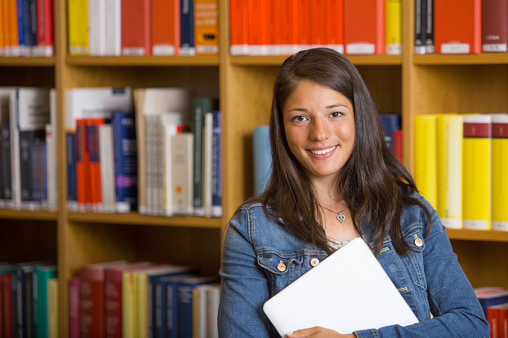 Studentin in der Bibliothek - Startbild FB Steuern