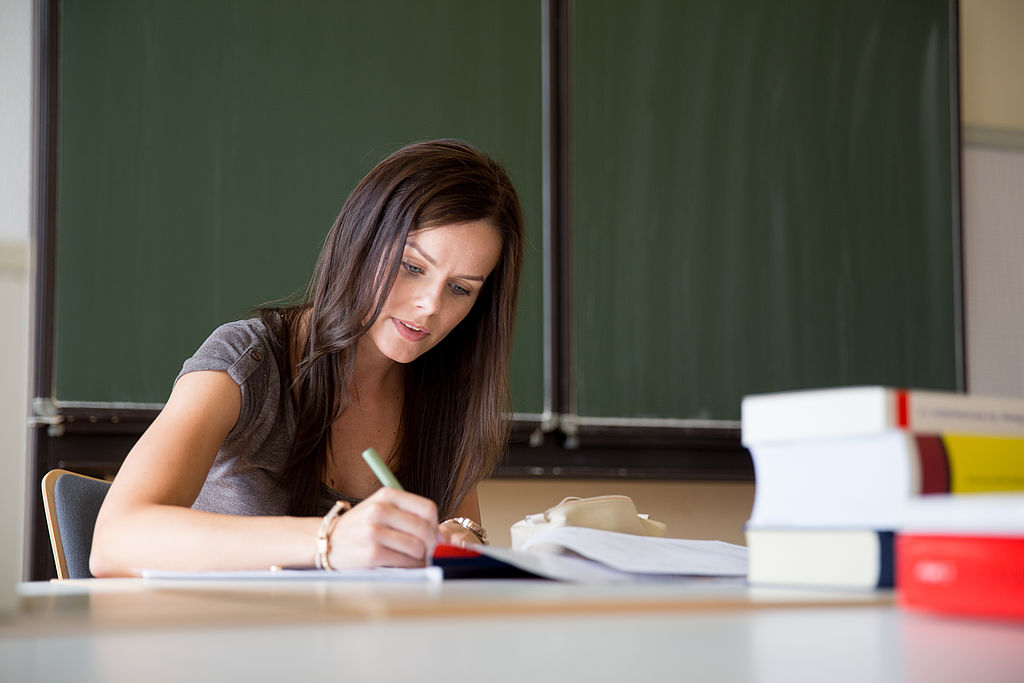 Studentin im Selbststudium