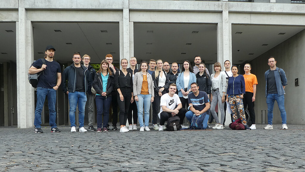 Gruppenbild vor dem Bundesarbeitsgericht in Erfurt