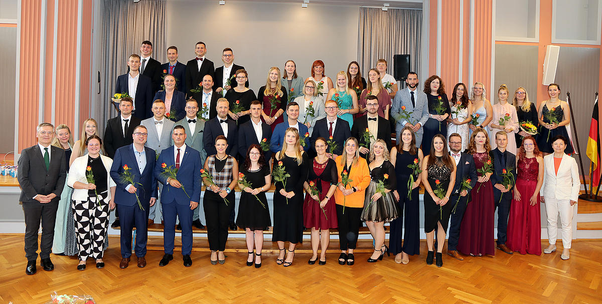 Gruppenbild Absolventen des Fachbereichs Steuern 2023