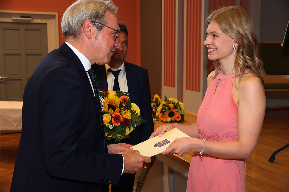 Innenminister gratuliert Absolventin des Fachbereichs KSAV