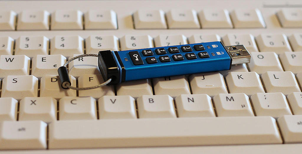 Datenstick mit Verschlüsselungsfunktion auf Tastatur