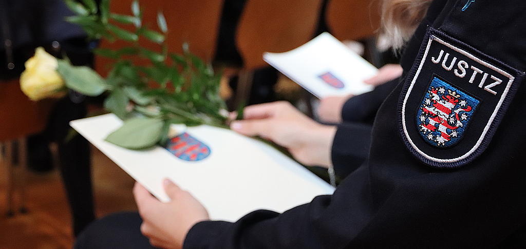 Anwärterin mit Urkunde und Blume