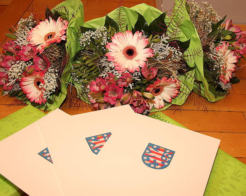 Diplomurkunde mit Blumenstrauß