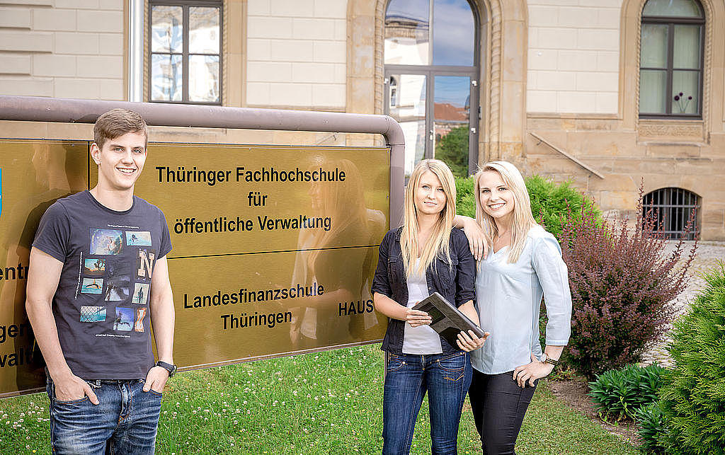 Studierende vor Haus 1