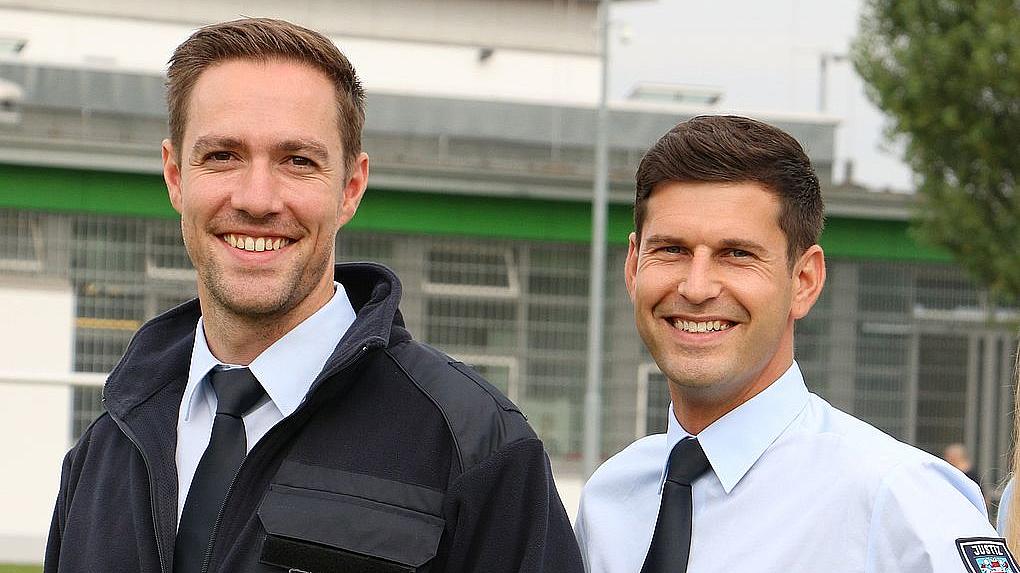 Zwei Justizvollzugsbeamte in Uniform