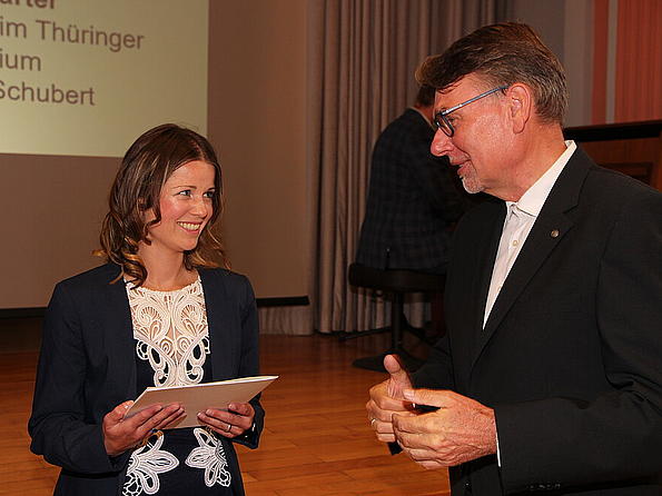 Gratulation für Absolventin der Landesfinanzschule