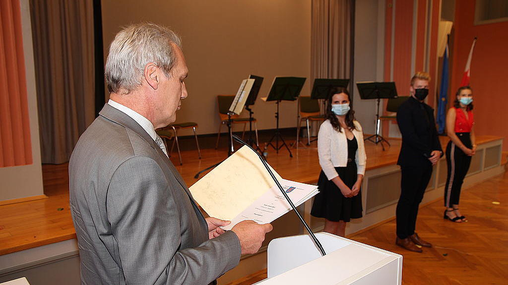 Übergabe Ernennungsurkunden