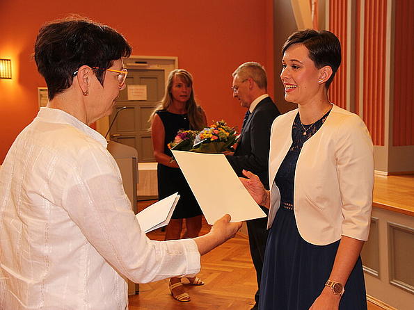Finanzminister gratuliert Absolventin des Fachbereichs Steuern