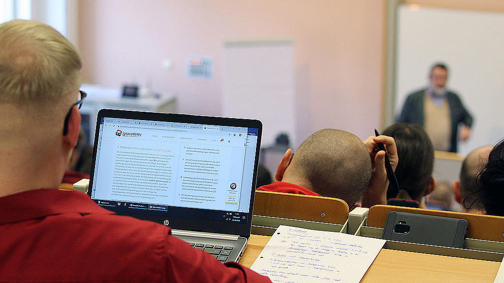 Student mit Laptop im Hörsaal