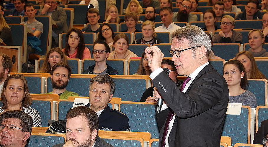 Podiumsdiskussion im Hörsaal mit dem Innenminister