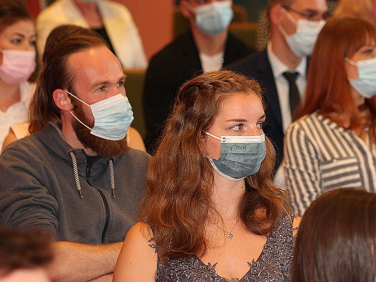 Veranstaltungsgäste mit Maske