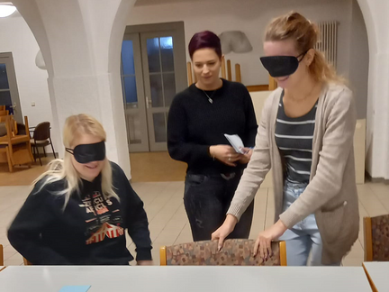 Anwärterinnen mit Blindenbrille