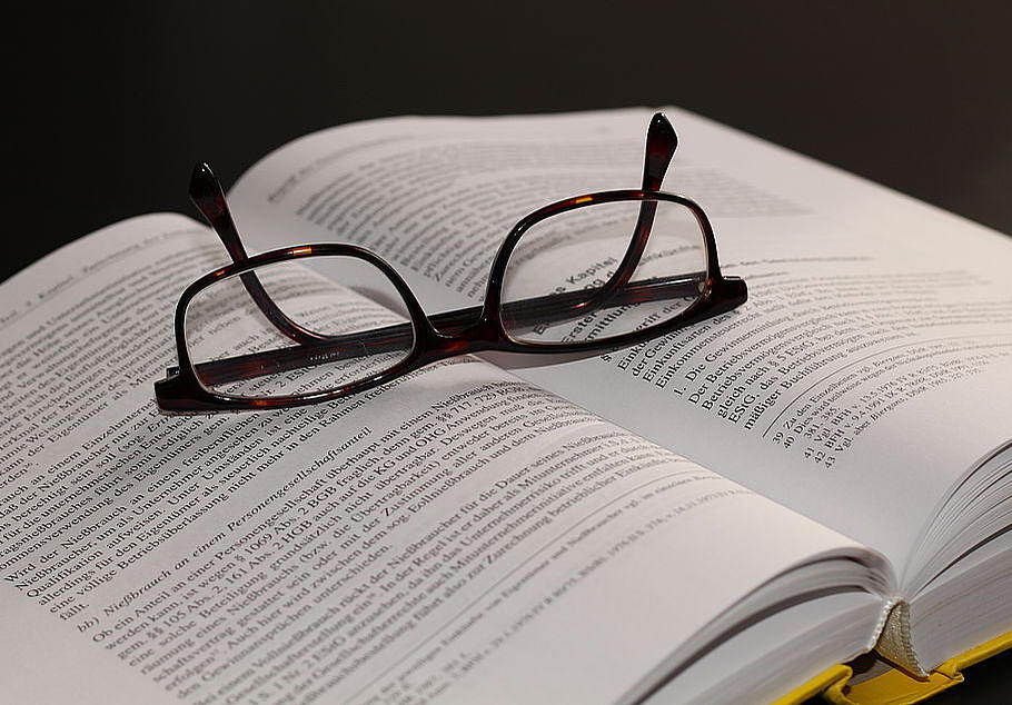 Brille auf Fachbuch